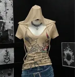 フード付きベージュTシャツ