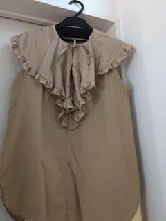 【お値下げ】ベージュカラートップス　襟元フリル！