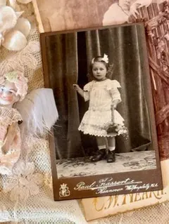 フランスアンティーク カルト・ド・ヴィジット 白いドレスの美しい少女　大判サイズ フランスアンティーク カルト・ド・ヴィジット 白いドレスの美しい少女