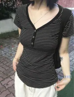 【SHEIN】 VネックボーダーTシャツ