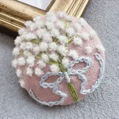 ハンドメイド　刺繍ブローチ　ふわふわかすみ草ブーケ　水色リボン　くるみボタン
