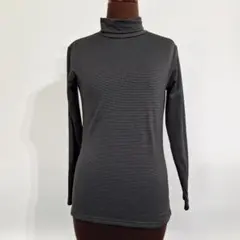 74・タートルネック長袖トップス グレーと黒のストライプ