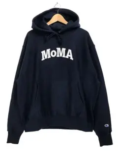 Champion MoMAロゴ ネイビー パーカー