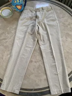 ユニクロのアイボリーのコーデュロイパンツ