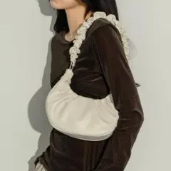 クリーム色ショルダーバッグ