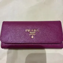 美品　PRADA キーケース　サフィアーノ　ローズ　メタルロゴ　レディース