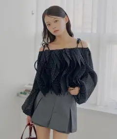 【新品】Chico フリルオフショルブラウスのサムネイル
