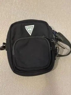 GUESS ブラック ボディバッグ