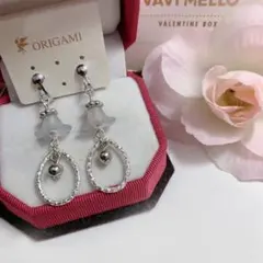 新品未使用 揺れるシルバー玉 グレーフラワー イヤリング