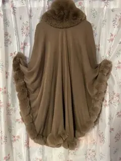 ふわふわモコモコボンボン付大判ポンチョෆ‪