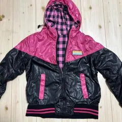 ピンクと黒のフード付きジャケット