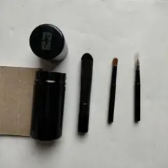 イブ・サンローランの携帯用化粧ボトル（メイクブラシ３本セット）