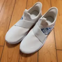 PUMA ホワイト フラワープリント スニーカー