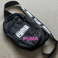 PUMA プーマキッズボディバッグ　斜めがけミニバック ブラック ロゴプリント