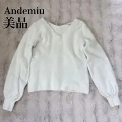 【美品】Andemiu アンデミュウ 薄い水色 Vネック バックチャーム ニット
