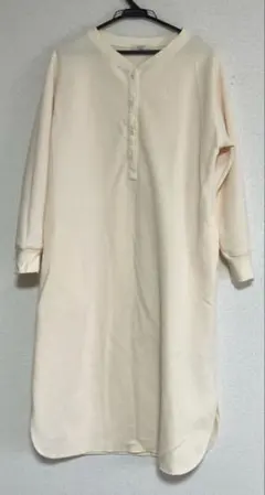 クリーム色 ニットロングワンピース 長袖