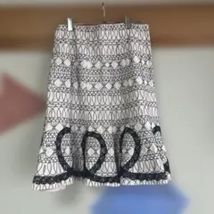 ナネットレポーのホワイト/ブラック 膝丈フレアスカート　総刺繍のサムネイル