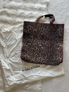 NIKO　A VACATION ヒョウ柄 超美品 ピロークラッチバッグ NIKO A VACATION ヒョウ柄 超美品 ピロークラッチバッグ A