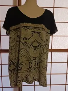 装飾的模様の半袖チュニック 黒ｘベージュ　ゆったり