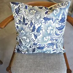 【新品】《シノワズリ》ブルーの花唐草模様のクッションカバーのサムネイル