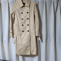 ベージュ ダブルブレスト トレンチコート