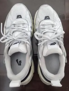 ナイキウィメンズ V2Kラン　シルバー FD0736-100 サイズ25.5
