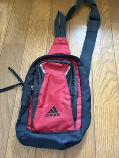 adidas スリングバッグ 赤黒