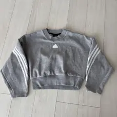 adidas クロップドスウェットトップス