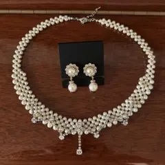 エレガントなパールネックレスとイヤリングセット