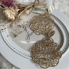 【透かし模様】デザインピアス　花柄プレート　ゴールド　揺れるピアス