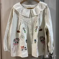 to blossom 刺繍フリルブラウス