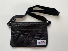 ellesse キルティング ブラック サコッシュ