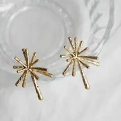 ステンレス 星形 花形 デザイン ゴールドピアス 華やか