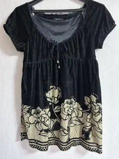 黒い花柄のベルベット風チュニック 半袖