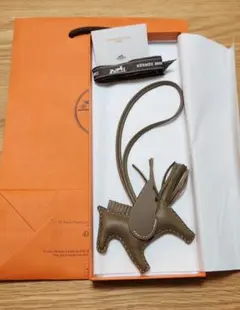 エルメス ソーエトゥープ ペガサス チャーム エルメス ペガサスチャーム PM エトゥープ ソーエトゥープ W刻印