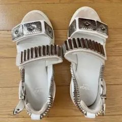 TOGA PULLA メタルパーツ サンダル ホワイトのサムネイル
