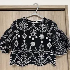 ZARA トップス 刺繍 Sサイズ