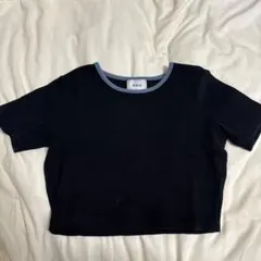 黒のクルーネック半袖Tシャツ