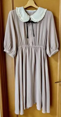 フリル襟の薄いベージュワンピース