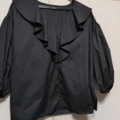 フリル付き黒五分袖シャツ
