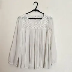 ❤︎earth❤︎ 花柄レース　プリーツブラウス　アイボリーカラー