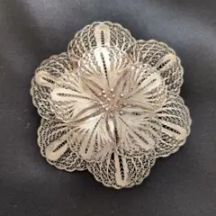 花形金属製ブローチ