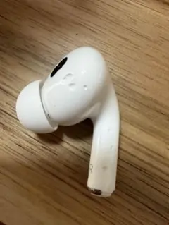 左耳を犬に噛みちぎられて右耳だけになったAirPods Pro 本体 ホワイト