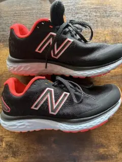 New Balance Fresh Foam 680スニーカー ブラック/レッド