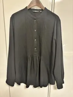 UNIQLOのプリーツヘンリーネックブラウス