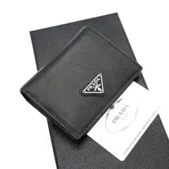 【現行型・極美品✨】プラダ 二つ折り財布 サフィアーノレザー 三角ロゴ 白 プラダ 二つ折り財布 財布 レディース サフィアーノ