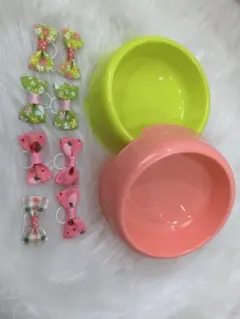 ペット用食器2個と、ヘアゴムが4ペア付いています。3点セット