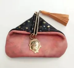 タッセル、メタルチャームが付いた、ピンクと黒の三角形コインケース(イタリア製)