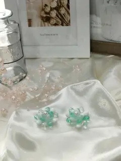 お花の形　海のピアス　エメラルドグリーン