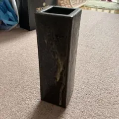 黒い四角形陶器花瓶
